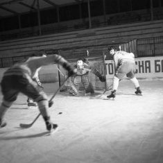 Скопска хокеарска легенда: Чичко Павле има 75 години и е вљубеник во мразот и звукот на лизгалките