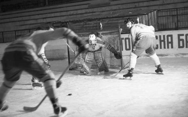 Скопска хокеарска легенда: Чичко Павле има 75 години и е вљубеник во мразот и звукот на лизгалките